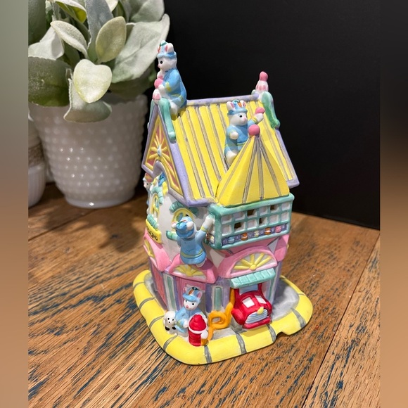 🐇 BUNNY TOWNE Firehouse – Hand-Painted Porcelain Figurine - Picture 5 of 7